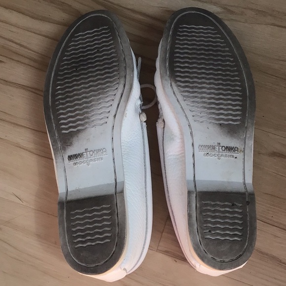 Minnetonka White Red Black Beaded Fringe Thunderbird II Leather Moccasin 7.5 - Picture 3 of 9